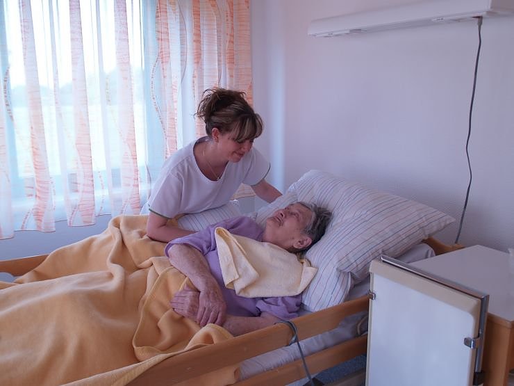 : Schwester Doreen Brunke bei der Betreuung eines Gastes der Kurzzeitpflege (Foto: shk)