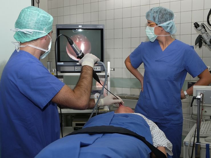 HNO-Facharzt Christian Heuer (links) bei einer Schlafendoskopie (Foto: shk)