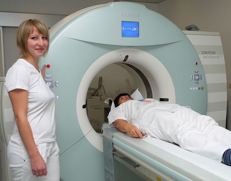 Medizinisch-Technische R&ouml;ntgen-Assistentin Susanne M&ouml;ller am neuen &bdquo;CT&ldquo; (Foto: shk)