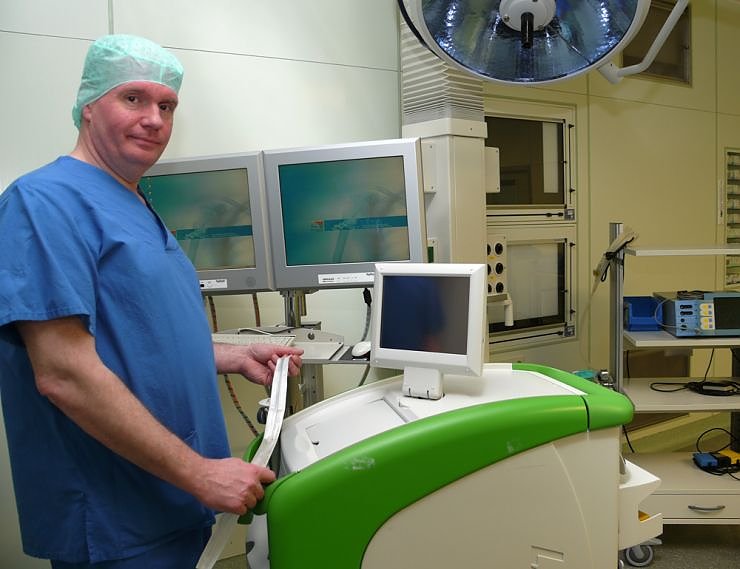 Chefarzt Dr. Beintker im OP mit dem neuen Behandlungsger&auml;t (Foto: shk)