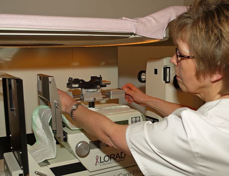 R&ouml;ntgenasisstentin Doris Friedl&auml;nder beim Vorbereiten einer stereotaktischen Bioskopie (Foto: shk)
