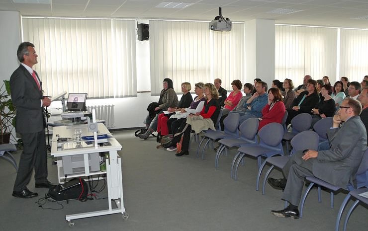 Dr. Dr. Arndt w&auml;hrend seines Vortrags (Foto: SHK)