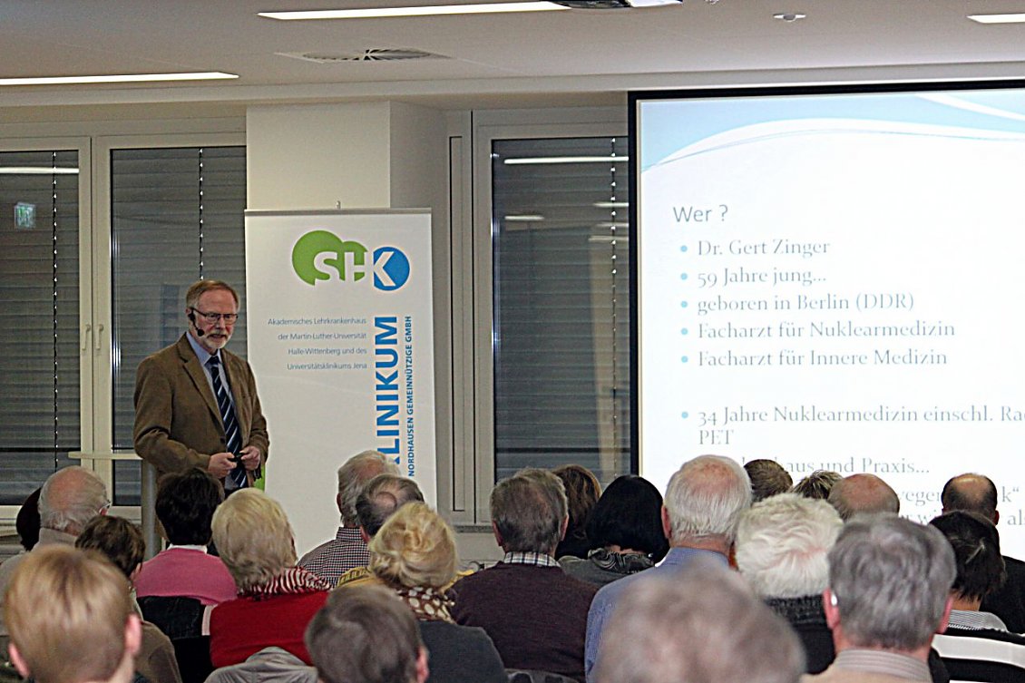Chefarzt Dr. med. Zinger bei seinem Vortrag im Rahmen der &ouml;ffentlichen Vortragsreihe im SHK (Foto: Anne Hagedorn / SHK)