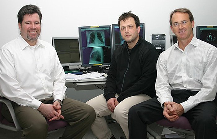 Neue Technologien (Foto: Von links nach rechts: Jeffrey C. Wehnes, Pr&auml;sident der Firma VuComp; Dr. Ansgar Malich, Chefarzt Radiologie; Richard Rosene, VuComp)