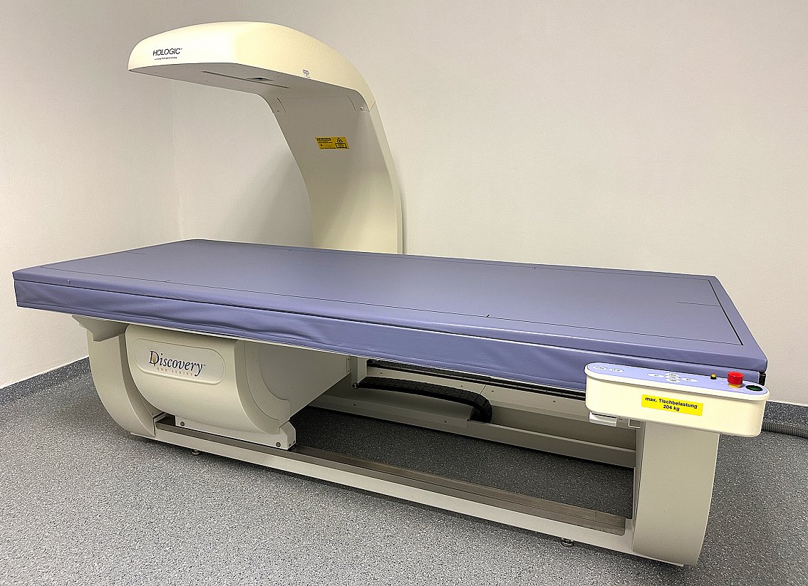 Osteodensitometriesystem DEXA (Hologic Discovery) zur Messung der Knochendichte (Foto: SHK)