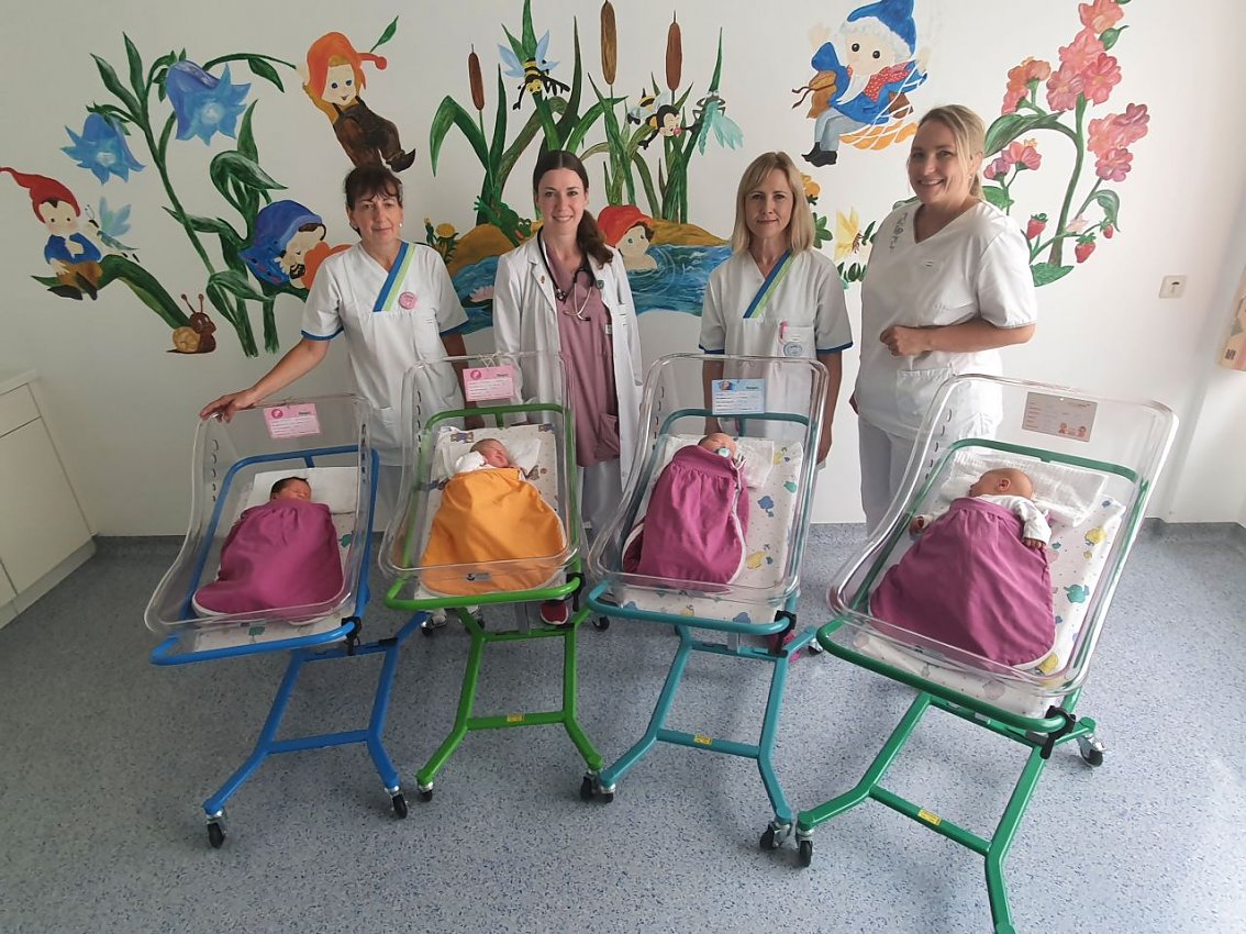 Im Kinderzimmer k&ouml;nnen Sie Ihr Kind unter Anleitung baden. Die Kinder&auml;rztin f&uuml;hrt hier die Blutentnahme f&uuml;r das Stoffwechselscreening durch.  (Foto: SHK)