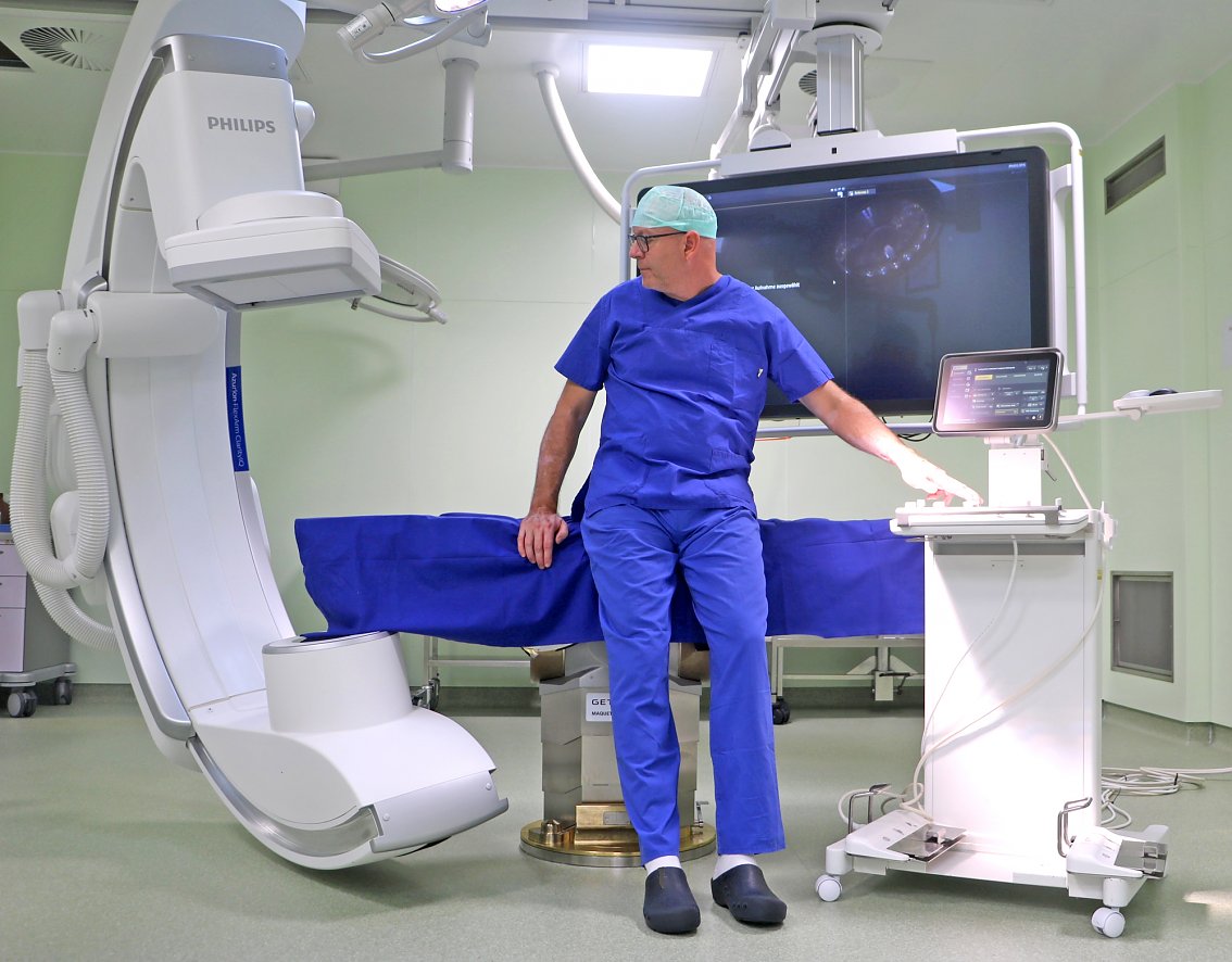 Chefarzt f&uuml;r Allgemeinchirurgie und Gef&auml;&szlig;chirurgie Markus Batereau im Hybridsaal (Foto: SHK)