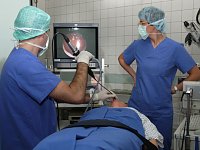 HNO-Facharzt Christian Heuer (links) bei einer Schlafendoskopie (shk)