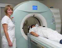 Medizinisch-Technische R&ouml;ntgen-Assistentin Susanne M&ouml;ller am neuen &bdquo;CT&ldquo; (shk)