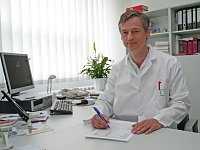 Dr. Letzel in seinem Arbeitszimmer (SHK)