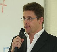 Der Heimleiter, Herr Klaes, w&auml;hrend der Begr&uuml;&szlig;ung (shk)