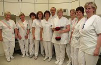 Prof. Dr. Reinhard Kappe und ein Teil seiner Institutsmannschaft (SHK)