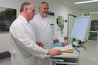Das Foto zeigt Dr. Joachim Alefelder (rechts) am Visitewagen mit Dr. Matthias Beintker (S&uuml;dharz Klinikum)