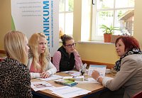 Sch&uuml;lerinnen und Sch&uuml;ler im Gespr&auml;ch mit A. Fricke (Pflegedienstleiterin, SHK)  (Anne Hagedorn / SHK)