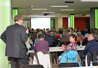 Chefarzt Dr. med. Langwieler im Gespr&auml;ch mit Interessierten (Anne Hagedorn / SHK)