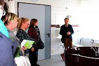 Oberarzt Carsten Schwarz bei der F&uuml;hrung durch den Krei&szlig;saal (Anne Hagedorn / SHK)