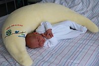 Der kleinen Pius mit dem neuen Willkommensgeschenk  (SHK)