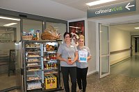 Das Mitarbeiterinnen der Caf&eacute;teria Viva, Diana Schefter und Stefanie Buse (v. l. n. r.) am mobilen Kioskwagen (SHK)