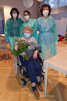 Bewohnerin Gerda Ehring mit Frau Dr. med. Waltraut Ibe und ihrem Praxisteam im Senioren- und Pflegeheim Am Pappelweg" (SHK)