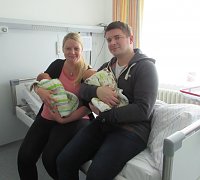 Frau Ulrike H. und Herr Felix Sch. aus Heringen mit ihren Zwillingen Leonie und Lucas (SHK)