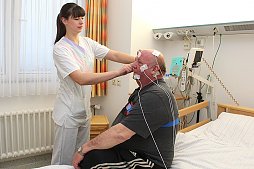 Anbringen der Sensoren an einem Patienten im Schlaflabor (Foto: SHK)