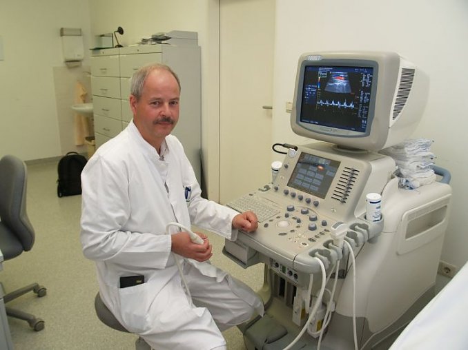 Dr. Wieland Gunkel an einem modernen Ultraschallger&auml;t (Foto: shk)