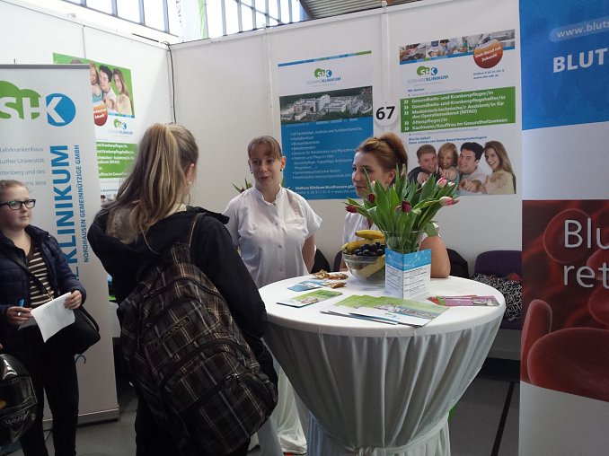 Beratung am SHK-Messestand durch AZUBIS (Foto: Anne Hagedorn)