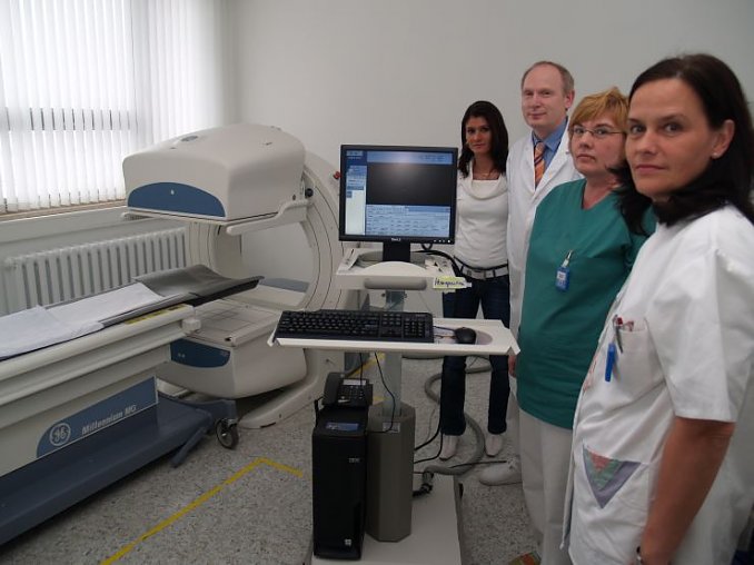 Dr. J&uuml;rgen Frohn und seiner Mitarbeiterinnen  an eine Zweikopf-SPECT-Kamera (Foto: SHK)