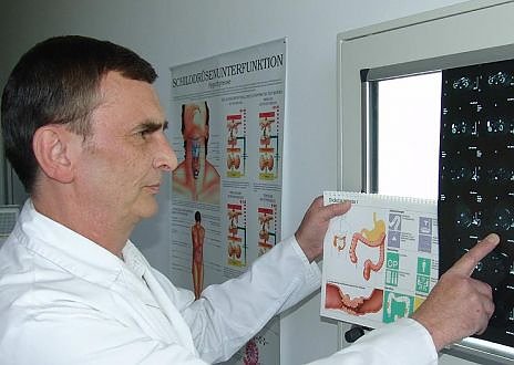 Chefarzt Dr. Joachim Rupprecht, hier vor einer Computertomografie (Foto: nnz-online)