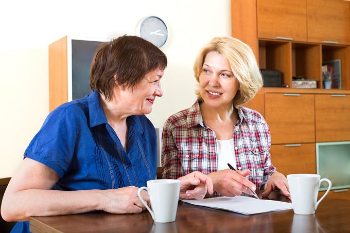 Wir bieten Ihnen unter anderem tagesstrukturierende und sinngebende Angebote � von Gespr&auml;chen bis hin zu sch&ouml;pferisch-kreativen T&auml;tigkeiten. (Foto: Fotolia)