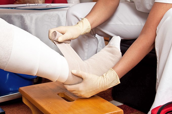 Behandlungspflege (Foto: Fotolia)